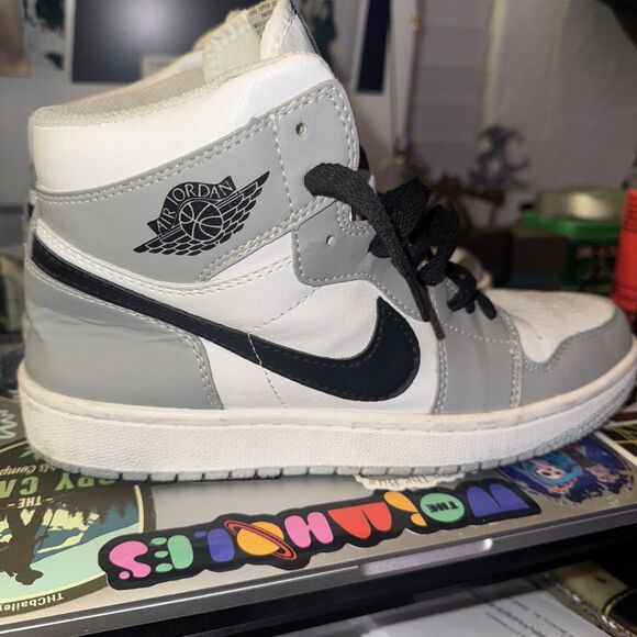 Nike Men's Air Jordan 1 Mid Light Smoke Grey White Sneakers 553558-112 Size 8 - Picture 3 of 6